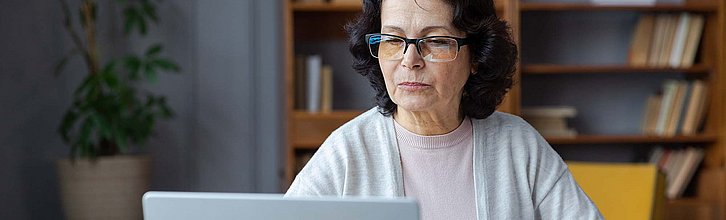 Frau schaut auf Laptop